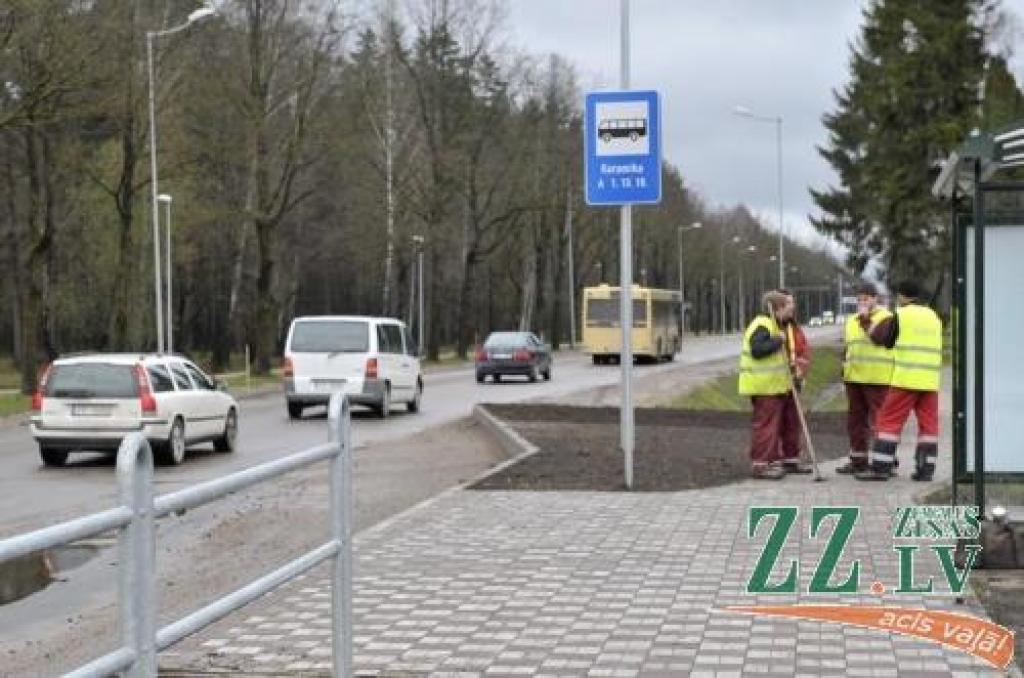 Piektdien intensīvi darbi Rīgas ielā gan nenotika, taču Jelgavas pašvaldības izpilddirektora vietnieks Vilis Ļevčenoks sola, ka līdz jūlijam rekonstrukcija tikšot pabeigta. 
Autors: Inga Karlinska.