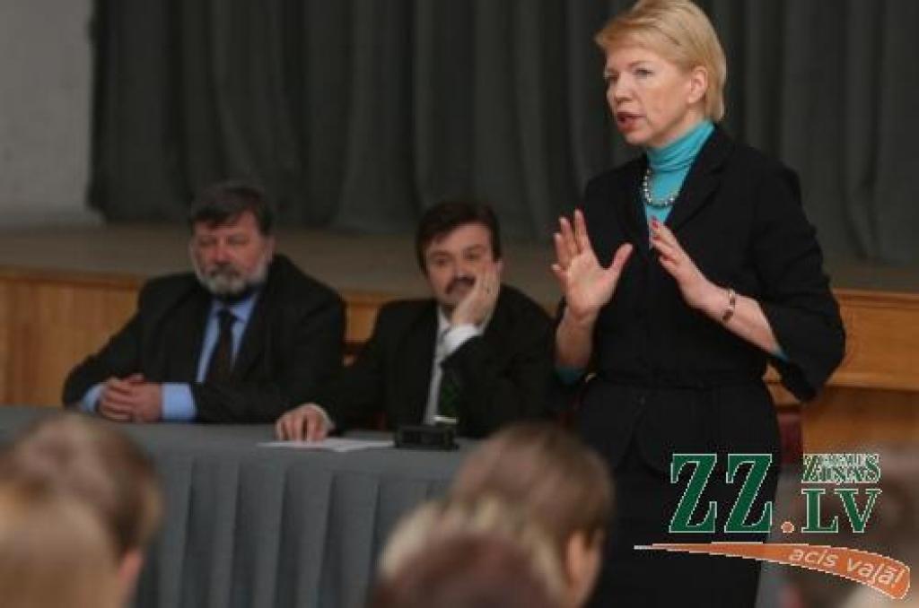 «Vai vēlamies veidot patērētāju vai vērtīgu radītāju sabiedrību? Vēlamies nākotnē būt darba ņēmēji vai devēji?» studentiem retoriski jautāja T.Koķe.
Autors: Agris Samcovs.