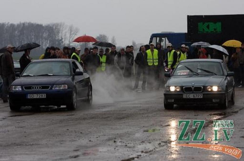 Startē daiļā dzimuma dragreisistes.
Autors: Krišjānis Grantiņš.