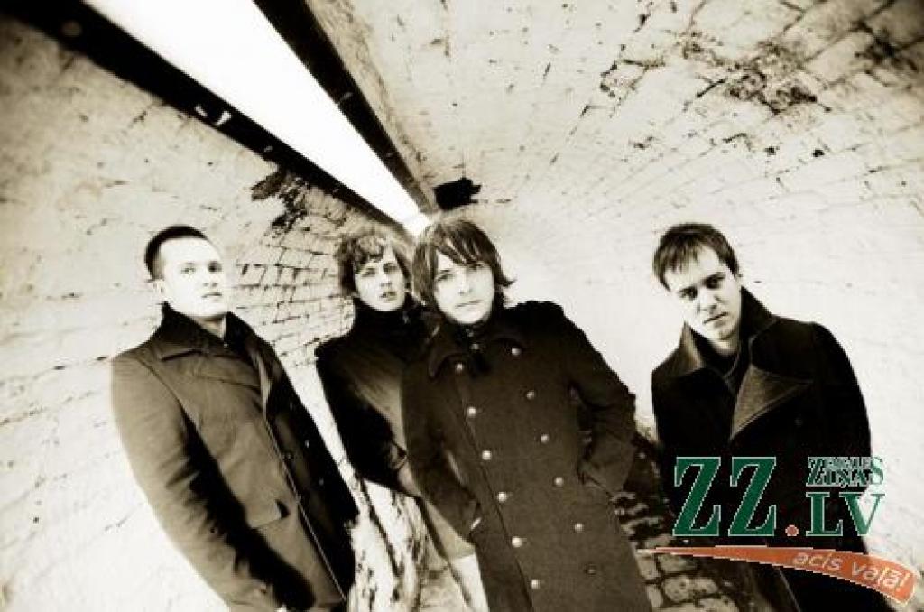 Mančesterā «Detlef Zoo» ne tikai veidoja klipu, bet arī fotografējās. Šā attēla fona izvēle – identiska 30 gadu senai bildei, kurā redzams britu «post punk» ģēnijs Īans Kērtiss un grupa «Joy Division», – esot nejauša. Par abu foto uzkrītošo līdzību Uldis uzzinājis tikai pēc tam.
Autors: Publicitātes foto.