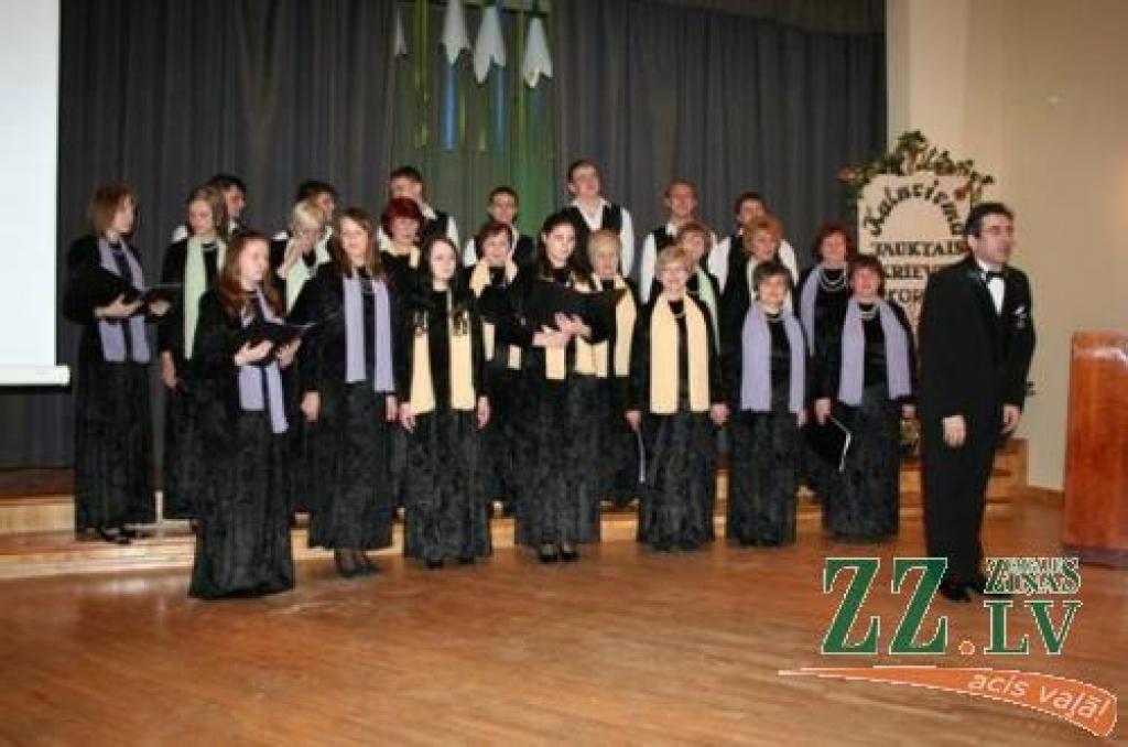 Pensionāru kluba «Sarma» draudzīgais kolektīvs - Zemgales novada vienīgais jauktais krievu koris.
Autors: No Kalnciema kultūras nama arhīva.