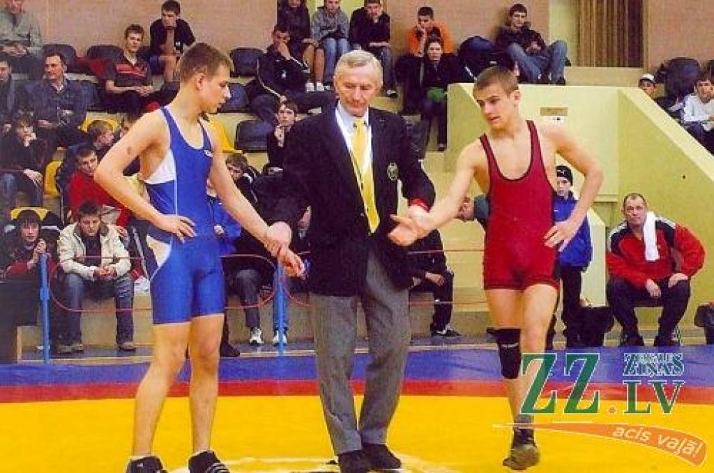 Arturs Švalkovskis (sarkanajā tērpā) otro gadu pēc kārtas un trešo savā karjerā kļūst par Latvijas kadetu čempionu.
Autors: Boļeslavs Matusevičs.