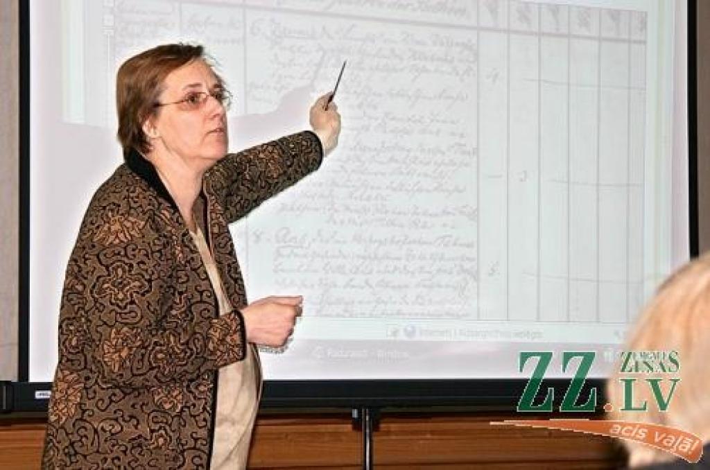 «Dzimtes koka pētīšanā notiek pretēji kā dabā, jo koks aug no saknēm, bet mēs to sākam veidot no lapām,» spriež D.Plīkša.
Autors: Linda Lindenbauma.