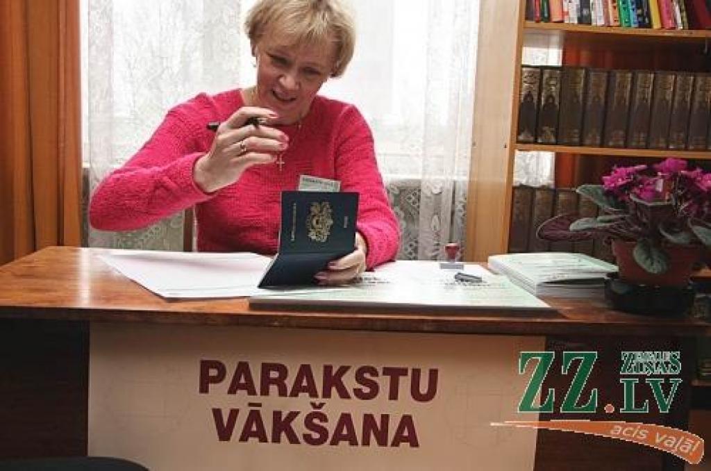 Parakstu vākšanas vieta Miezītes bibliotēkā.
Autors: Krišjānis Grantiņš.