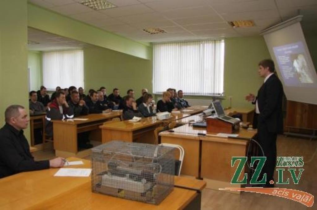 Dzīvnieku veselības centra vadītājs Aigars Briņķis (no labās) uzsver, ka zināšanas par dzīvnieku psiholoģiju nav mazāk svarīgas par nodrošināšanu ar labu ķeršanas ekipējumu. 
Autors: Krišjānis Grantiņš.