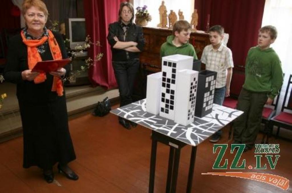 Muzeja vadītāja Maija Matisa stāsta, ka muzejnieki arī iemācījušies paskaidrot, kā iestāties Mākslas skolā, jo arī gados jauno apmeklētāju interese, nereti pat izbrīns par izstādēs redzamo, sastopama itin bieži.
Autors: Agris Samcovs.