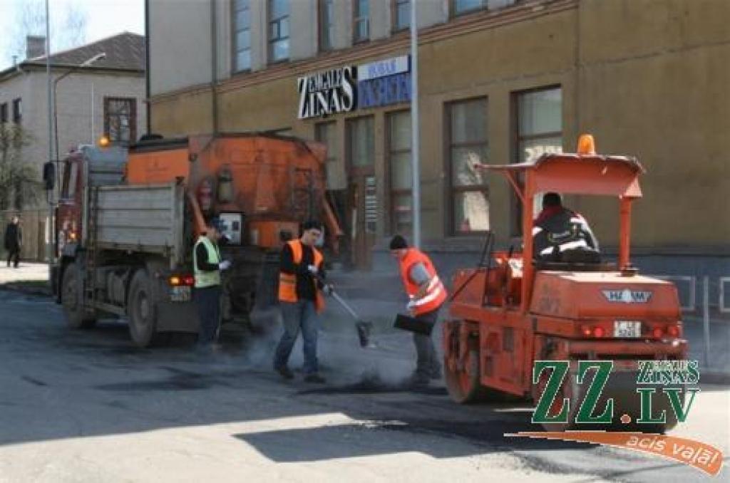 Bedrīšu lāpīšanas process Raiņa ielā. Pašvaldības aģentūras «Pilsētsaimniecība» vadība jau pagājušajā nedēļā «Ziņām» vēstīja, ka šajā ielā pagaidām lielāki remontdarbi netiks organizēti. 
Autors: Agris Samcovs.