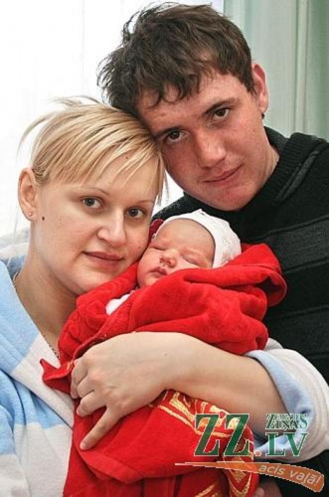 Jekaterina un Aleksandrs Tihanovi ar savu pirmo atvasīti - meitu Anastasiju.
Autors: Agris Samcovs.