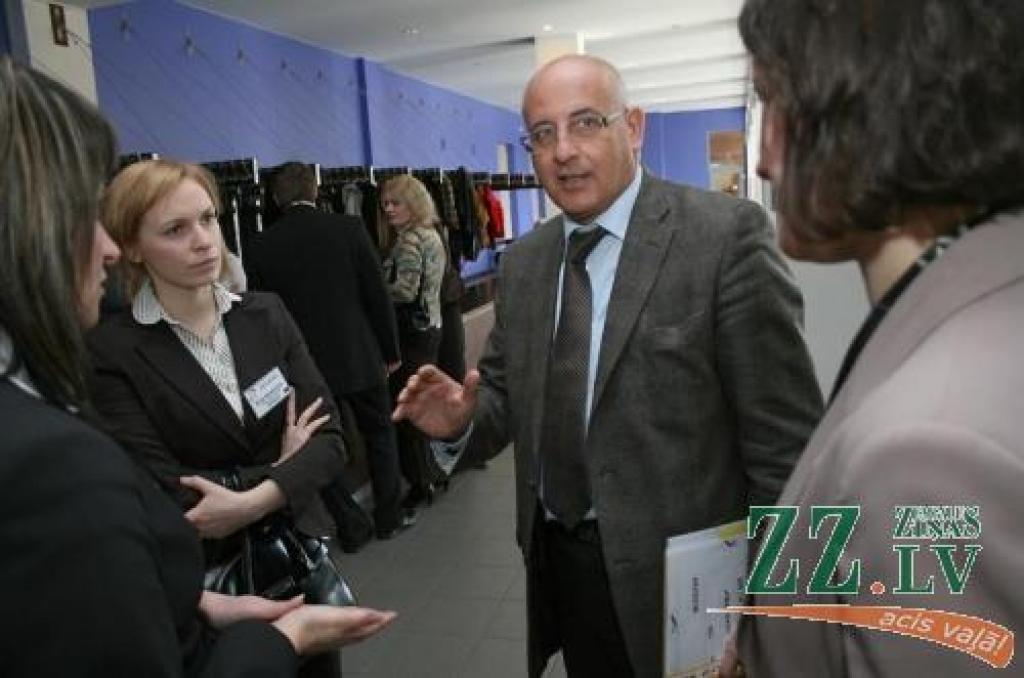 Eiropas Komisijas Reģionālās politikas ģenerāldirektorāta direktors Hosē Palma Andress aicināja ne tikai radīt interesantus, vajadzīgus projektus, bet arī informēt par tiem sabiedrību, lai iedzīvotāju vidū vairotos eirooptimisms.
Autors: Agris Samcovs.