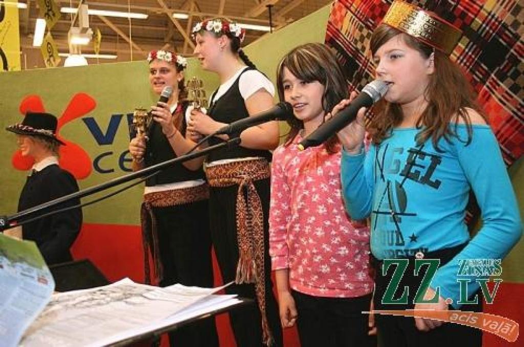 Deviņgadīgās meitenes Līga un Amanda dzied «Kur tu teci, gailīti manu?».
Autors: Agris Samcovs.