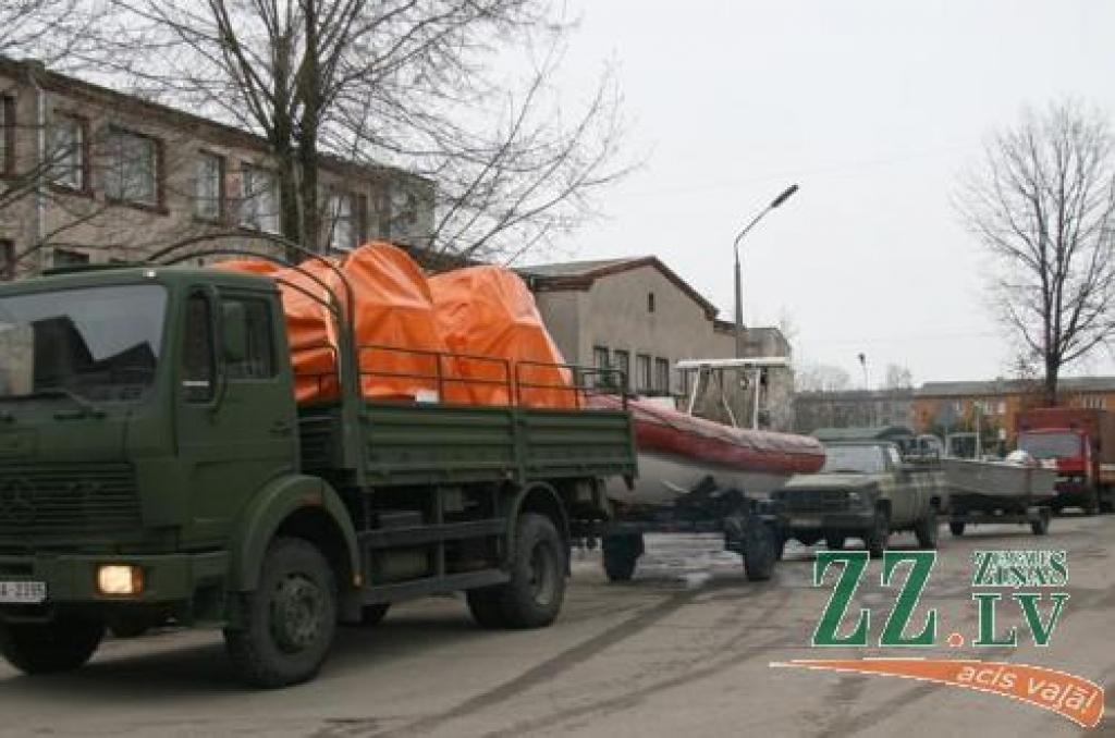 Jelgavā ieradusies specializēta tehnika, tajā skaitā atvestas bonas, kas paredzētas peldošo naftas plankumu plūsmas apturēšanai.
Autors: Inga Karlinska.