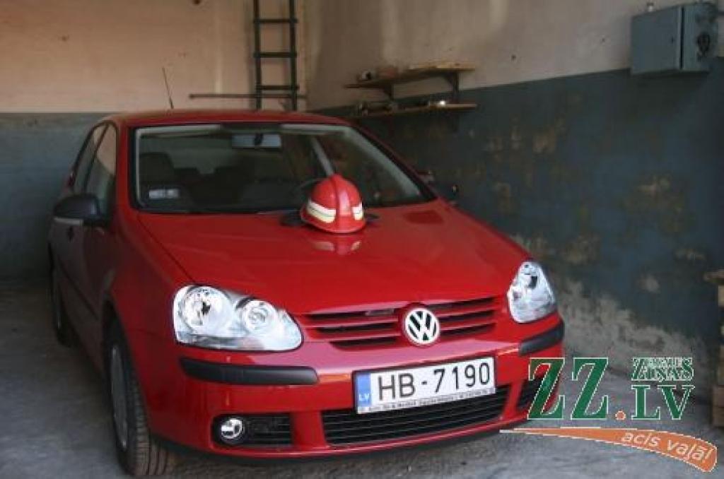 Valsts ugunsdzēsības un glābšanas dienesta Jelgavas brigādes autoparka papildinājums - jaunais «Volkswagen Golf 5».
Autors: Inga Karlinska.