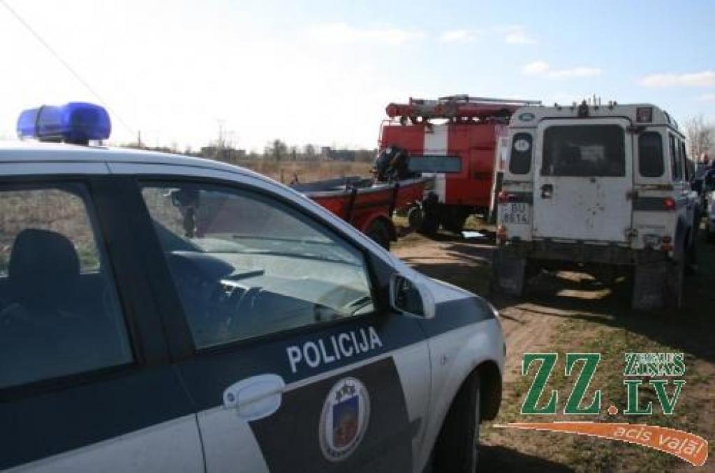 Uzpeldējušais ķermenis atrasts apmēram četrus kilometrus no vietas, kur aptuveni pirms mēneša zēnu bija redzējis kāds aculiecinieks.
Autors: Inga Karlinska.