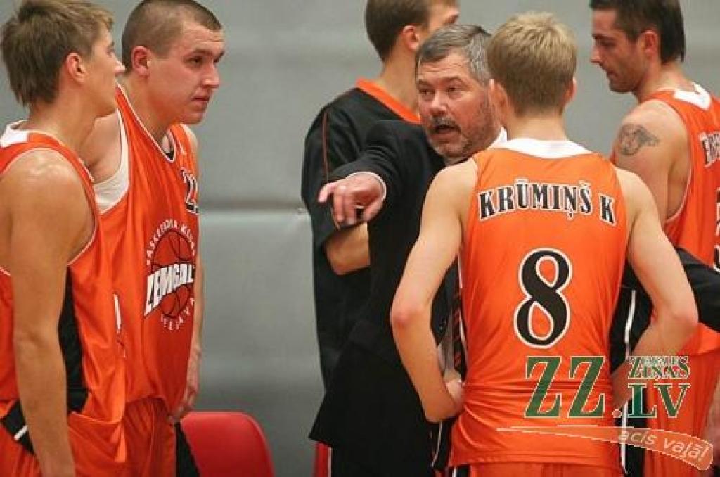 Varis Krūmiņš spēles starplaikā dod norādījumus savas komandas basketbolistiem.
Autors: Agris Samcovs.