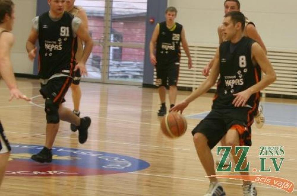 Laukumā viena no veiksmīgākajām komandām - «Ķepas».
Autors: No «Ziņu» arhīva.