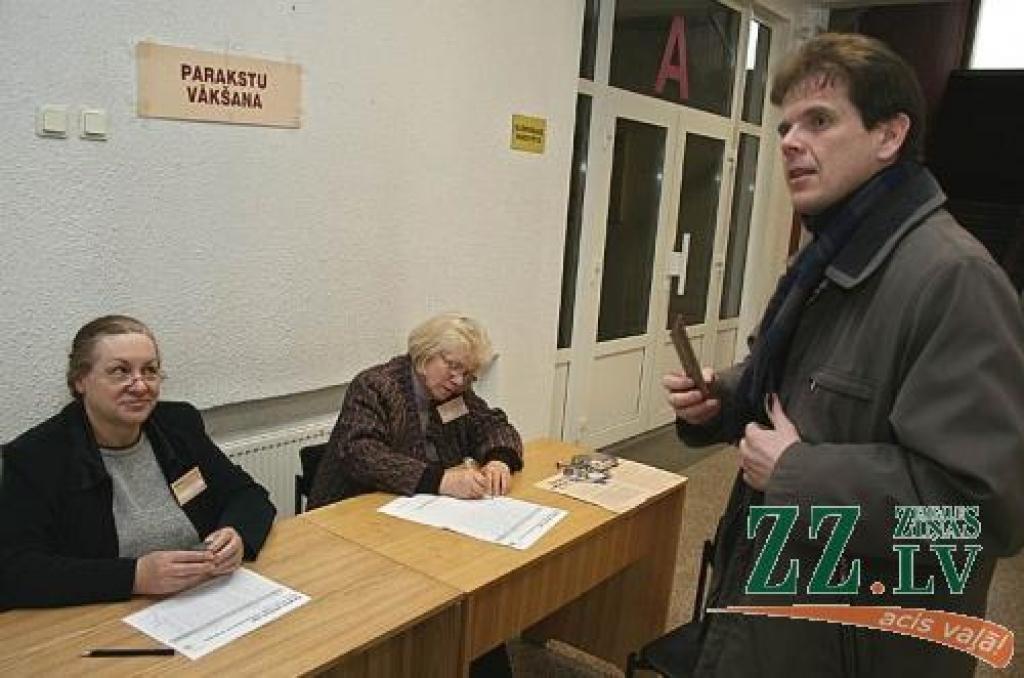 LLU Veterinārmedicīnas fakultātē parakstījā SIA «Ekvalat» direktors Artūrs Vilks.
Autors: Agris Samcovs.