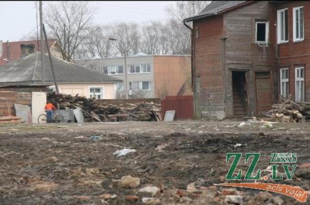 Līdz ar grausta Tērvetes ielā 37 nojaukšanu atbrīvojies gandrīz 2000 kvadrātmetru liels zemesgabals.
Autors: Inga Karlinska.