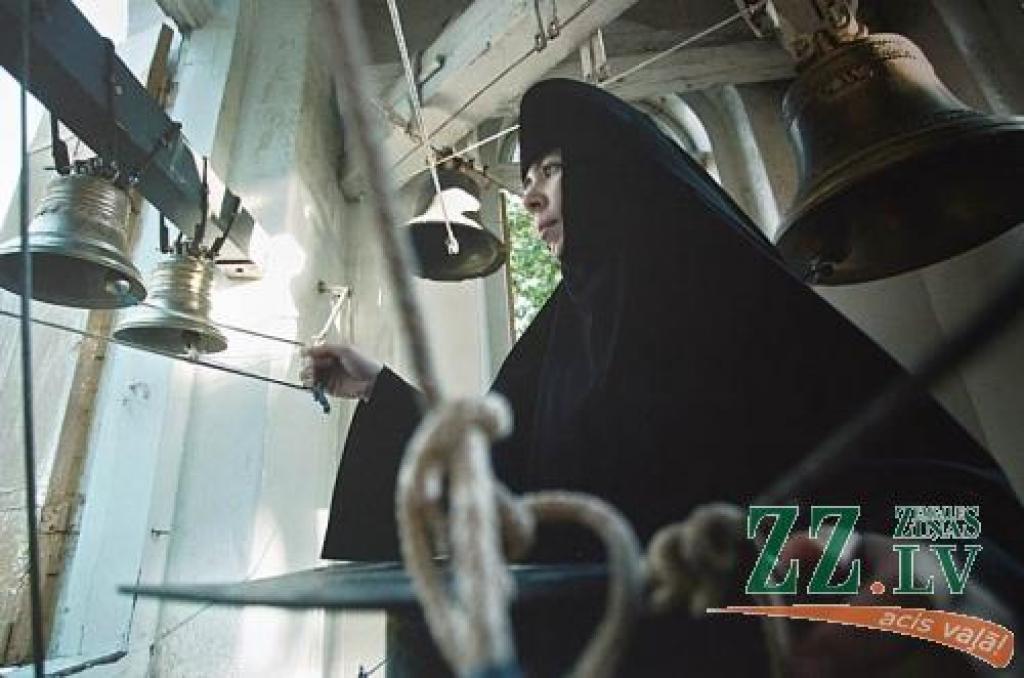 Izstādes «Skats» un «Laiks» jau devušās uz Rietumeiropu un Ziemeļameriku. Jauno pasauli apceļos arī Andra Kozlovska fotografētā Valgundes pareizticīgo klostera mūķene.
Autors: Agris Samcovs (reprodukcija).