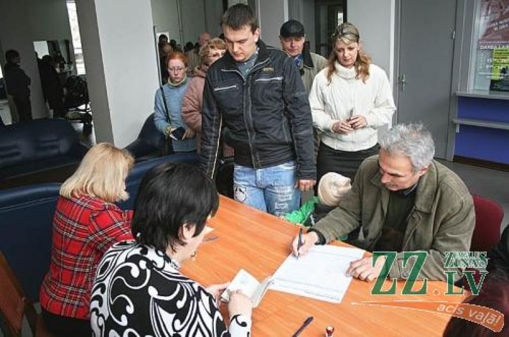 Ceturtdien parakstīties par grozījumiem Satversmē vēlējas tik daudz jelgavnieku, ka kultūras namā veidojās pat rindas.
Autors: Agris Samcovs.