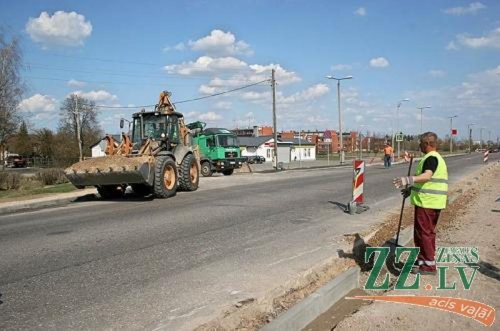 Satiksmes ministrijas projektā «Tranzītielu sakārtošana pilsētu teritorijās» Jelgavas pašvaldība iesniegusi pieteikumu par Dobeles šosejas rekonstrukciju, pretendējot uz maksimālo iespējamo finansējumu - 5,6 miljoniem latu.
Autors: No «Ziņu» arhīva.