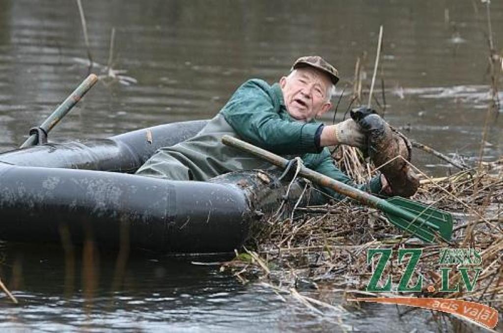 «Ne mugura sāp, ne puņķi tek pēc sešu septiņu stundu darba ūdenī, ja sirdī ir prieks par sakopto Svētes krastu,» saka Modris Ziemelis.
Autors: Agris Samcovs.