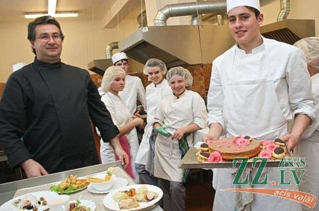 Jelgavas Amatu vidusskolas topošie konditori pēc franču pavārmeistara Bruno Šaperona atvestās receptes pilsētas mēram izcepuši torti. Savukārt pats viesis (pa kreisi) demonstrē smalkas franču pusdienas.
Autors: Agris Samcovs.