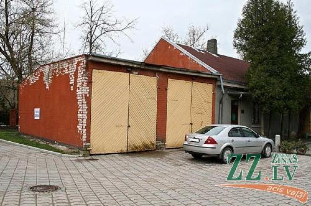 Latvijas Pastam piederošās garāžas ēkas izsolei tā arī nepieteicās neviens pretendents.
Autors: Agris Samcovs.