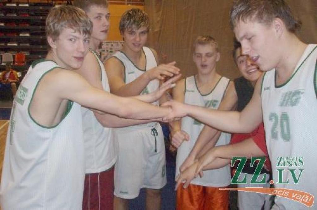 Latvijas skolu spartakiādes sudraba medaļnieki (no kreisās) Kalvis Krūmiņš, Kaspars Plinka, Krists Krūmiņš, Rolands Vereščagins, Kristaps Lejiņš, Raivis Strēlnieks. Fotografēšanās brīdī klāt nav Reiņa Jurkevica.
Autors: No 1.ģimnāzijas arhīva.