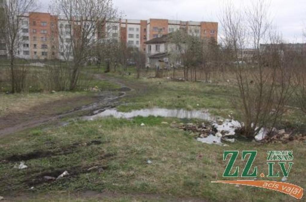 Šāda situācija - piemēslota apkārtne - te novērojama jau vairākus gadus.
Autors: Krišjānis Grantiņš.