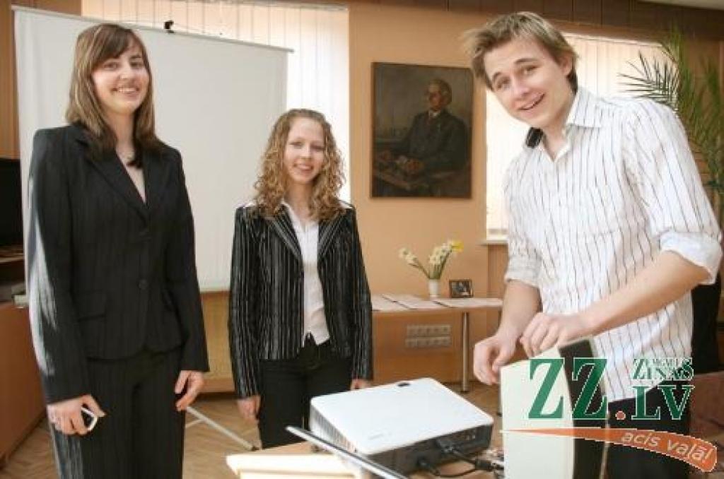 Jelgavas Valsts ģimnāzijas audzēkņi Amanda Linde, Sintija Aļļe un Jānis Stiebriņš – pirmie Jāņa Grestes lasījumu dalībnieki.
Autors: Agris Samcovs.