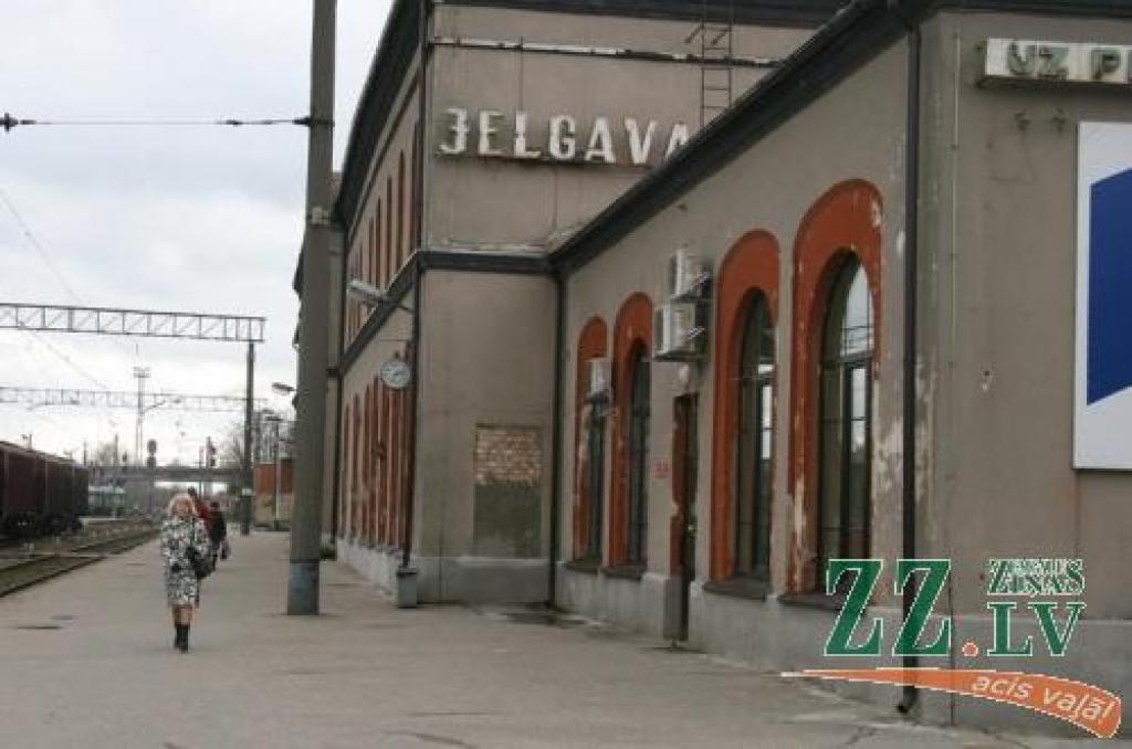 Pasažieri nav sajūsmā, ka uz perona nav jumtiņa, kur patverties lietus gadījumā, bet labierīcības jāaizvieto ar gājienu uz krūmiem.
Autors: Inga Karlinska.