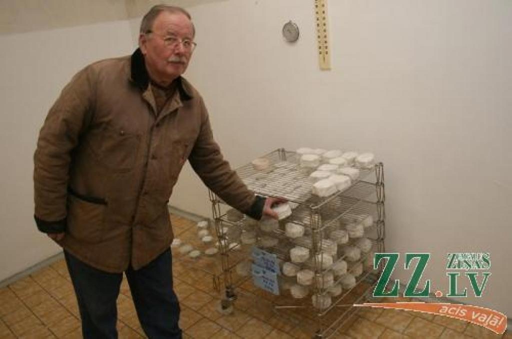 Lisjēns Eribērs pie paša siernīicā  Elejā ražotās produkcijas.
Autors: Agris Samcovs.