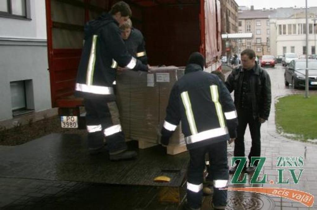 Vērtīgākā ieguvuma - augstspiediena kompresora – izkraušanai bija nepieciešams četru ugunsdzēsēju spēks. 
Autors: Inga Karlinska.