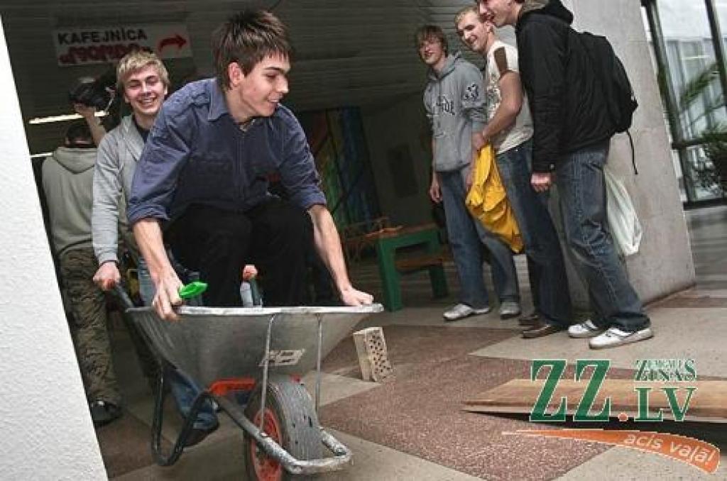 Skrējiens ar ķerru - pāri laipiņai un ap trases galā novietoto vingrošanas apli.
Autors: Agris Samcovs.