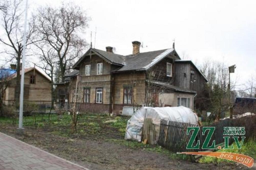 Visai bēdīgā paskatā esošā māja apsaimniekošanas maksas ziņā pretendē teju vai uz rekordu.
Autors: Agris Samcovs.