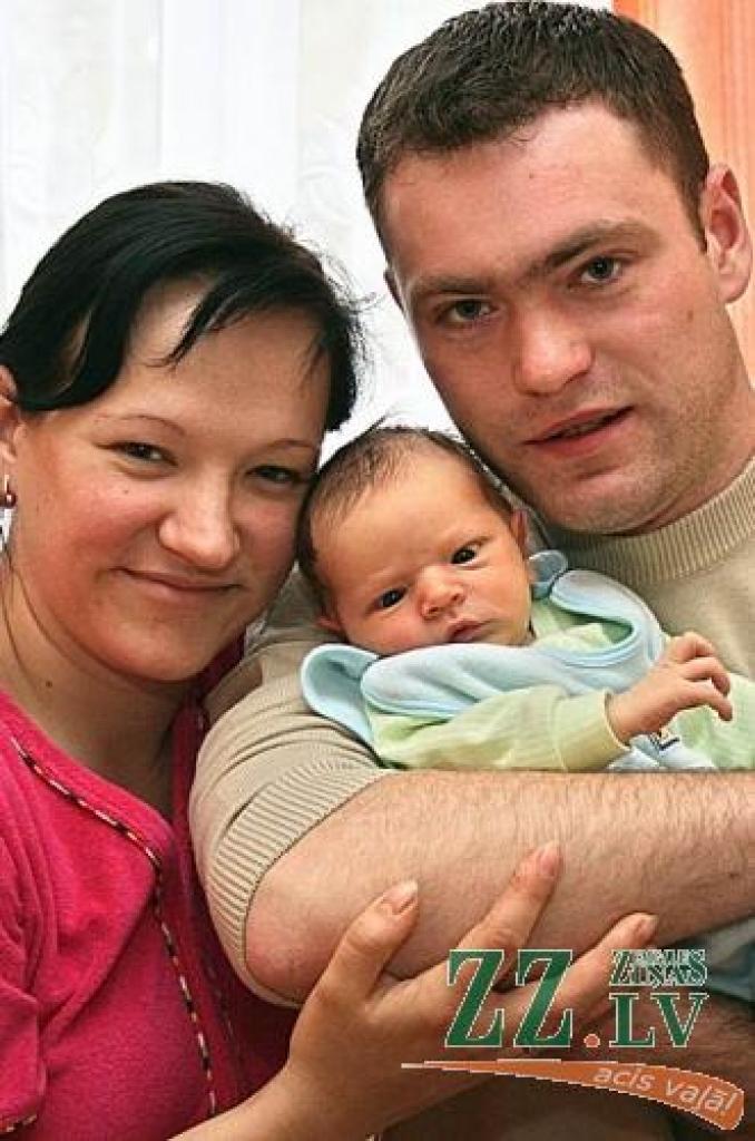 Ilze un Mārtiņš Kuprēviči ar otro bērniņu - Georgu.
Autors: Agris Samcovs.