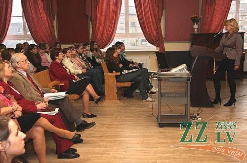 Savā pieredzē ar pašreizējiem studentiem dalās SIA «Spilva» finanšu direktore Juta Jākobsone.
Autors: Krišjānis Grantiņš.