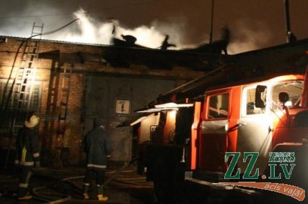 Lai piekļūtu liesmām, ugunsdzēsējiem bija jānoplēš jumta segums.
Autors: Inga Karlinska.