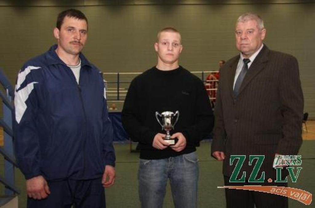 Ar Jelgavas čempiona kausu – nu jau 18 gadus jaunais Raitis Sinkēvičs. Kopā ar viņu - kluba «Madara» treneri Aleksandrs Zahārovs (no labās) un Pēteris Antonovs.
Autors: Krišjānis Grantiņš.