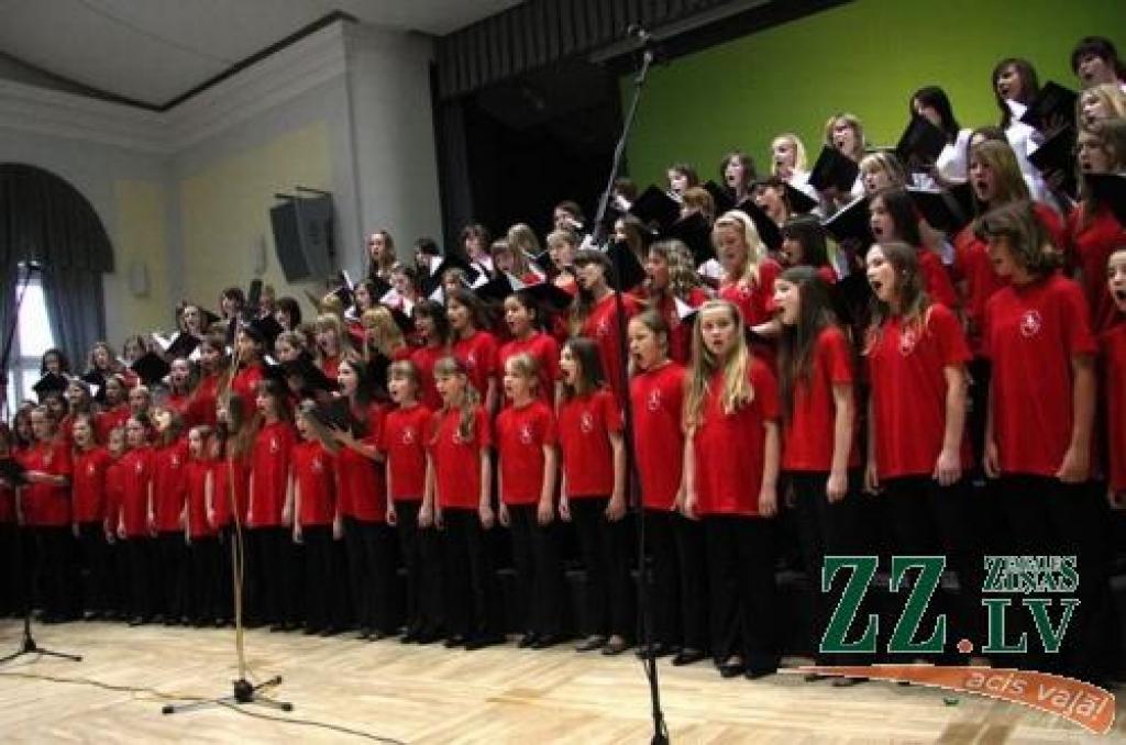 Meiteņu kori «Spīgo» un «Spīgmeitiņas» kopīgi izdzied fināla dziesmu no Līgas Celmas un Kārļa Vērdiņa scēniskās oratorijas «Paldies, saule».
Autors: Krišjānis Grantiņš.