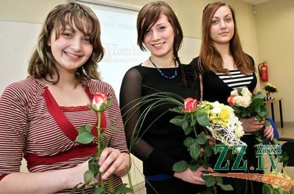 Trīs eseju konkursa laureātes (no kreisās) Anna Katlaga, Irina Maksimova un Liene Bergmane dosies iepazīties ar Saeimas deputāta darbu, kā arī piedalīsies «Zontu sēdē».
Autors: Agris Samcovs.