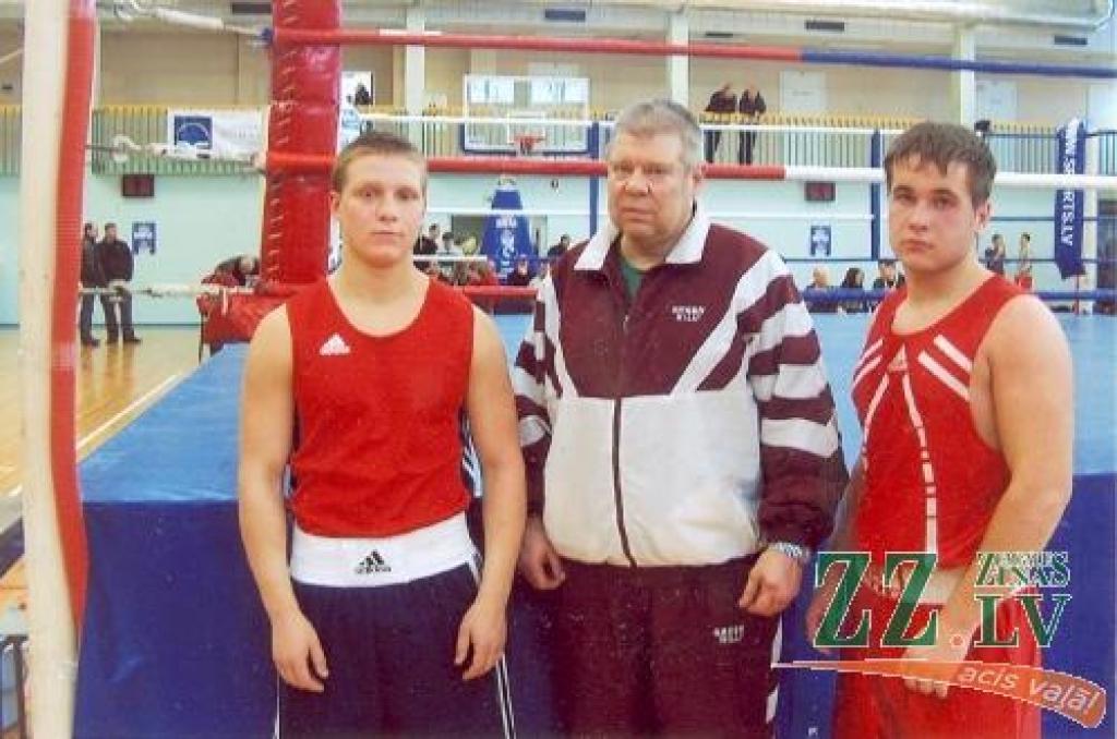 Junioru čempioni Raitis Sinkēvičs (no kreisās) un Sergejs Soldatenoks (no labās). Vidū - treneris Aleksandrs Zahārovs.
Autors: No kluba «Madara» arhīva.