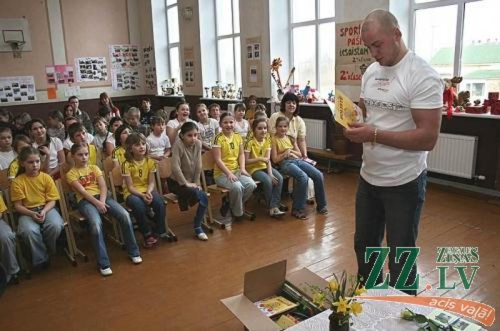 Slavenais sportists kopā ar LOK pārstāvjiem atveda skolēniem noderīgas balvas.
Autors: Agris Samcovs.