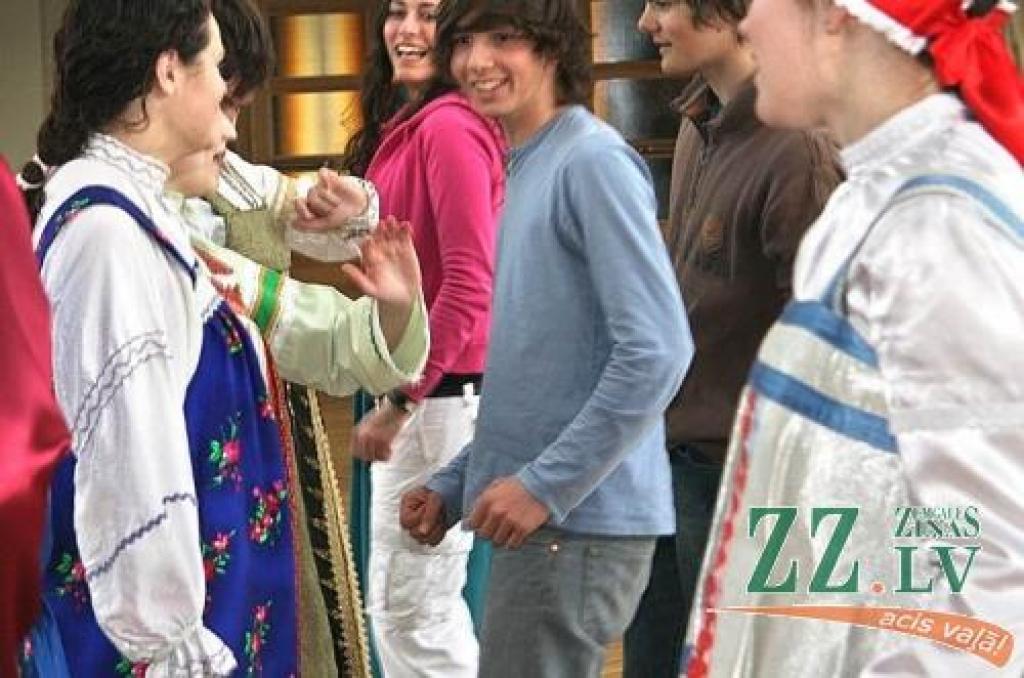 Jelgavas 2.pamatskolas koristes iesaista savā priekšnesumā ciemiņus no Ruelmalmezonas.
Autors: Krišjānis Grantiņš.