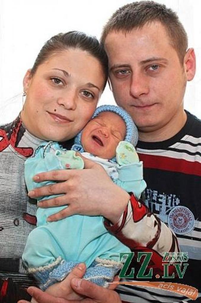 Natālija un Oļegs Miguti ar savu pirmdzimto - dēliņu Artjomu.
Autors: Agris Samcovs.