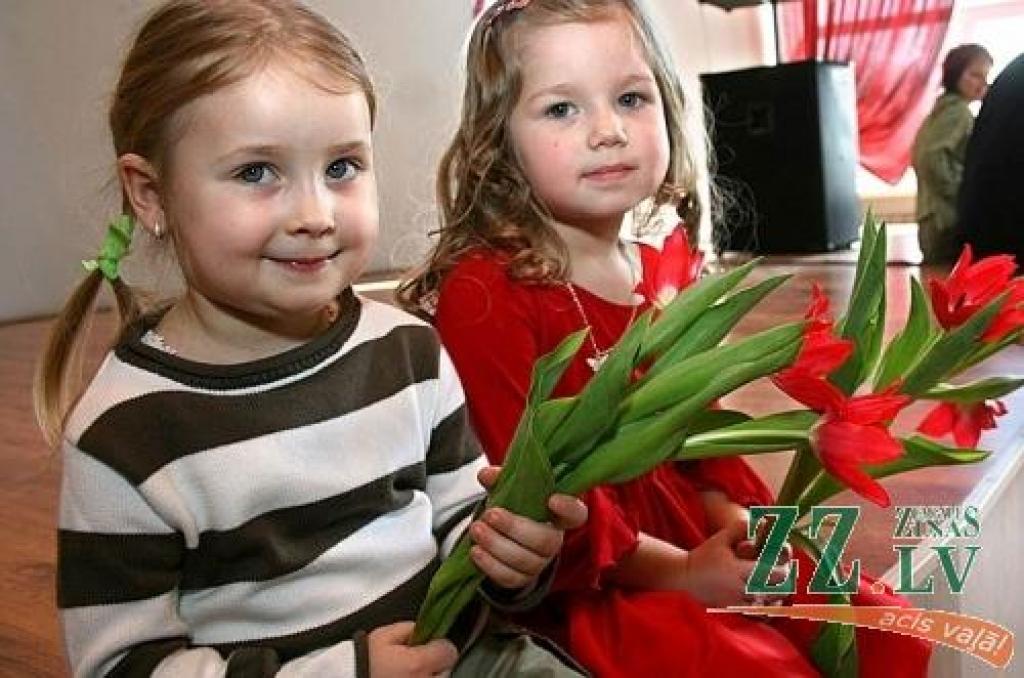 Jelgavas pusē mīt saldākais un skanīgākais «Cālis» - Viktorija un Enija.
Autors: Agris Samcovs.