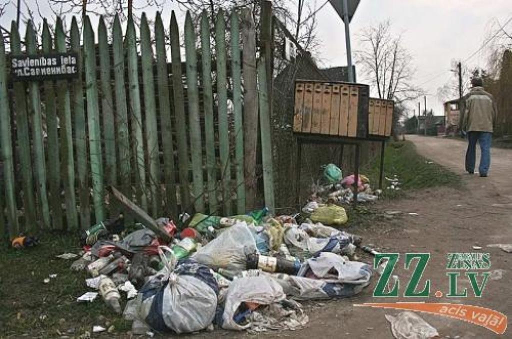 Spodrības mēneša laikā pašvaldība rosina pilsētniekus piedalīties sakopšanas talkās. Neliela rosība nepieciešama arī Savienības Viktorijas ielu stūrī, kur izvietotas pastkastītes.
Autors: Agris Samcovs.