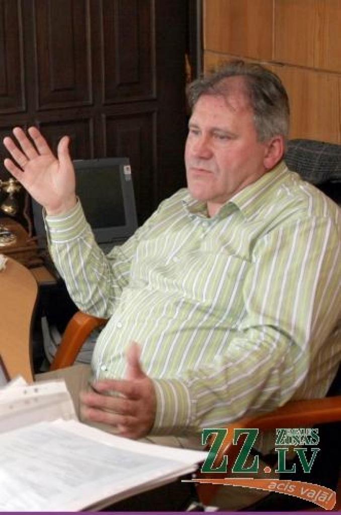 SIA «Jelgavas Nekustamā īpašuma pārvalde» valdes loceklis Juris Vidžis savu darbu novērtējis tik augstu, ka 2007.gadā sev ik mēnesi algu papildinājis par 433 latiem.
Autors: No «Ziņu» arhīva.