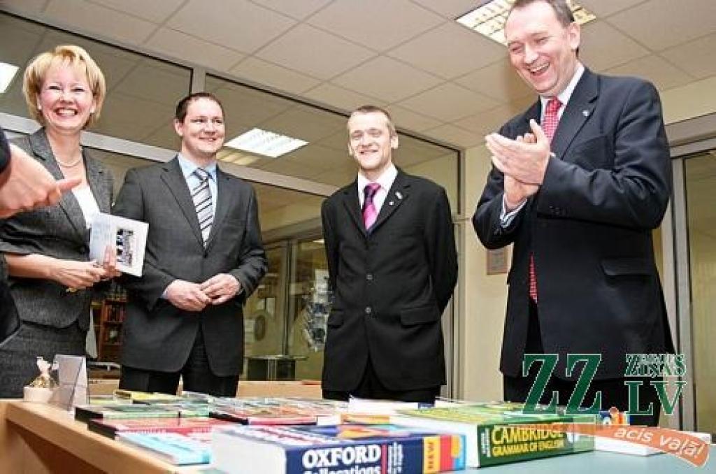 Denbigšīras grāfistes izpilddirektors Ians Millers (no labās) painteresējās, vai PIC bibliotēkā ir arī kāda grāmata, kas iespiesta velsiešu dialektā.
Autors: Agris Samcovs.