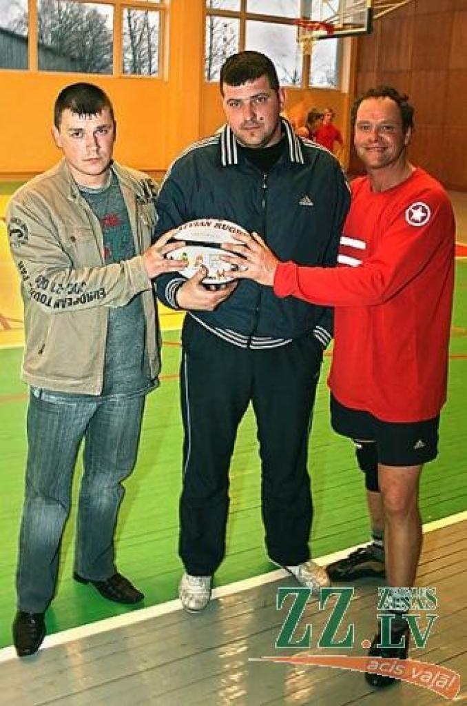 RAF meistarkomandas spēlētājs Vjačeslavs Sņetkovs (no labās) un 90.gadu komandas «Jelgavas aļņi» dalībnieki Dmitrijs Bondarenko un Anatolijs Karačinskis, paši spēlēdami Lietuvā, centīsies atjaunot pieaugušo regbiju arī mūsu pilsētā.
Autors: Agris Samcovs.